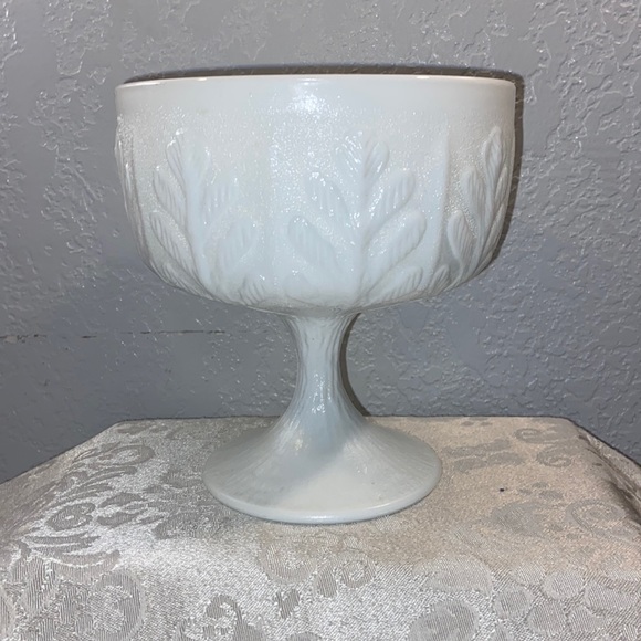 FTD Other - Vintage FTD White Milk Glass Coral Bowl/Vase. Marked 1978. Beautiful design.